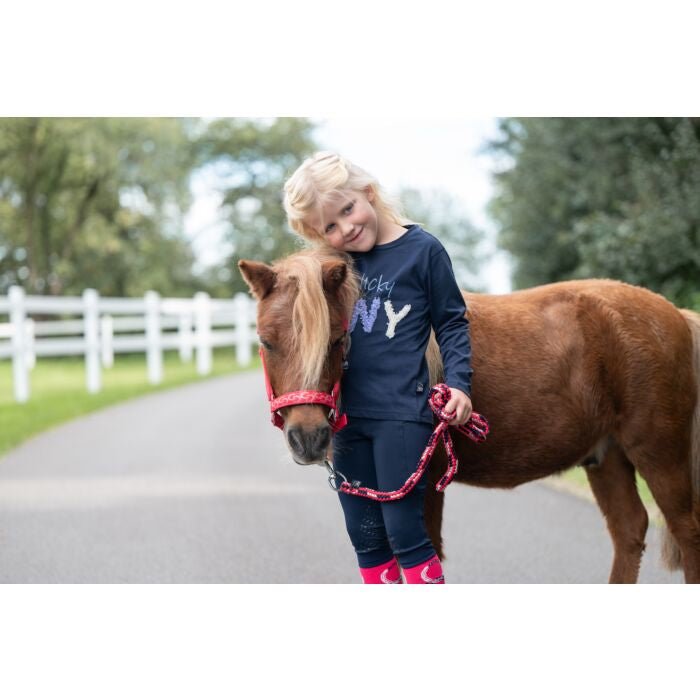 HKM Halstertouw Aymee. HKM Halstertouw Aymee – 1,40m Sterk Halstertouw met Klikclip. De HKM Halstertouwen zijn verkrijgbaar bij Livin Horse Shop. PONY EN HKM HALSTER, DIVERSE SOORTEN
