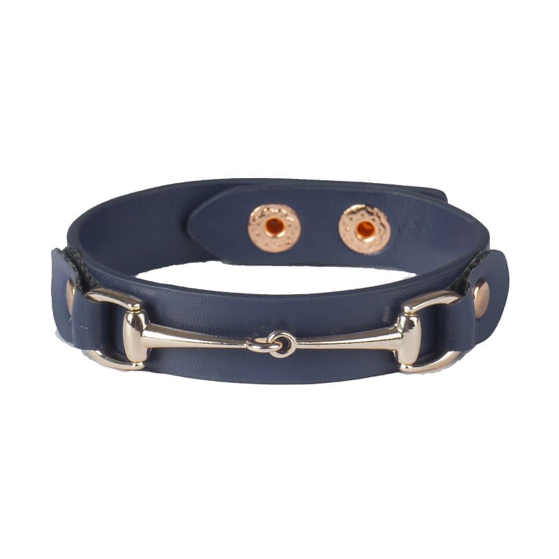 Stoere kunstlederen armband met metalen bit. Verstelbaar met drukknopen. Perfect cadeau voor iedere paardenliefhebber. Verkrijgbaar bij Livin Horse Shop!