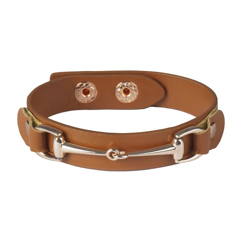 Stoere kunstlederen armband met metalen bit. Verstelbaar met drukknopen. Perfect cadeau voor iedere paardenliefhebber. Verkrijgbaar bij Livin Horse Shop!