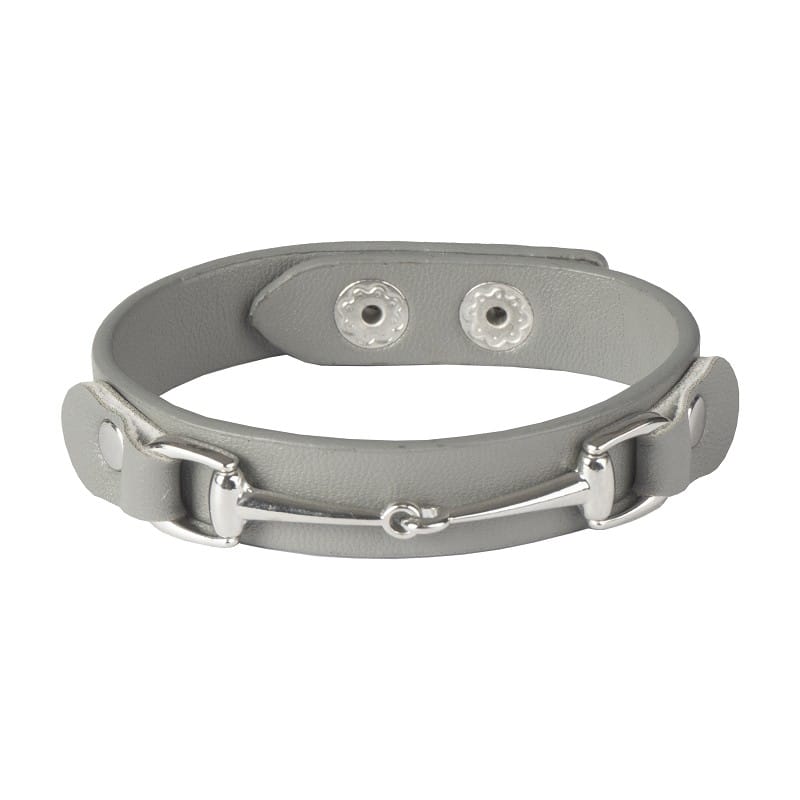 Stoere kunstlederen armband met metalen bit. Verstelbaar met drukknopen. Perfect cadeau voor iedere paardenliefhebber. Verkrijgbaar bij Livin Horse Shop!