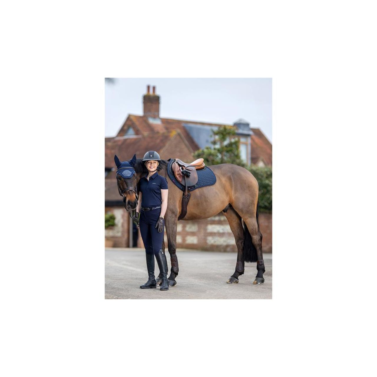 LeMieux Oornetje Acoustic Pro Fly Hood Navy – Geluidswerend & Comfortabel | Medium. Zijaanzicht LeMieux Oornetje