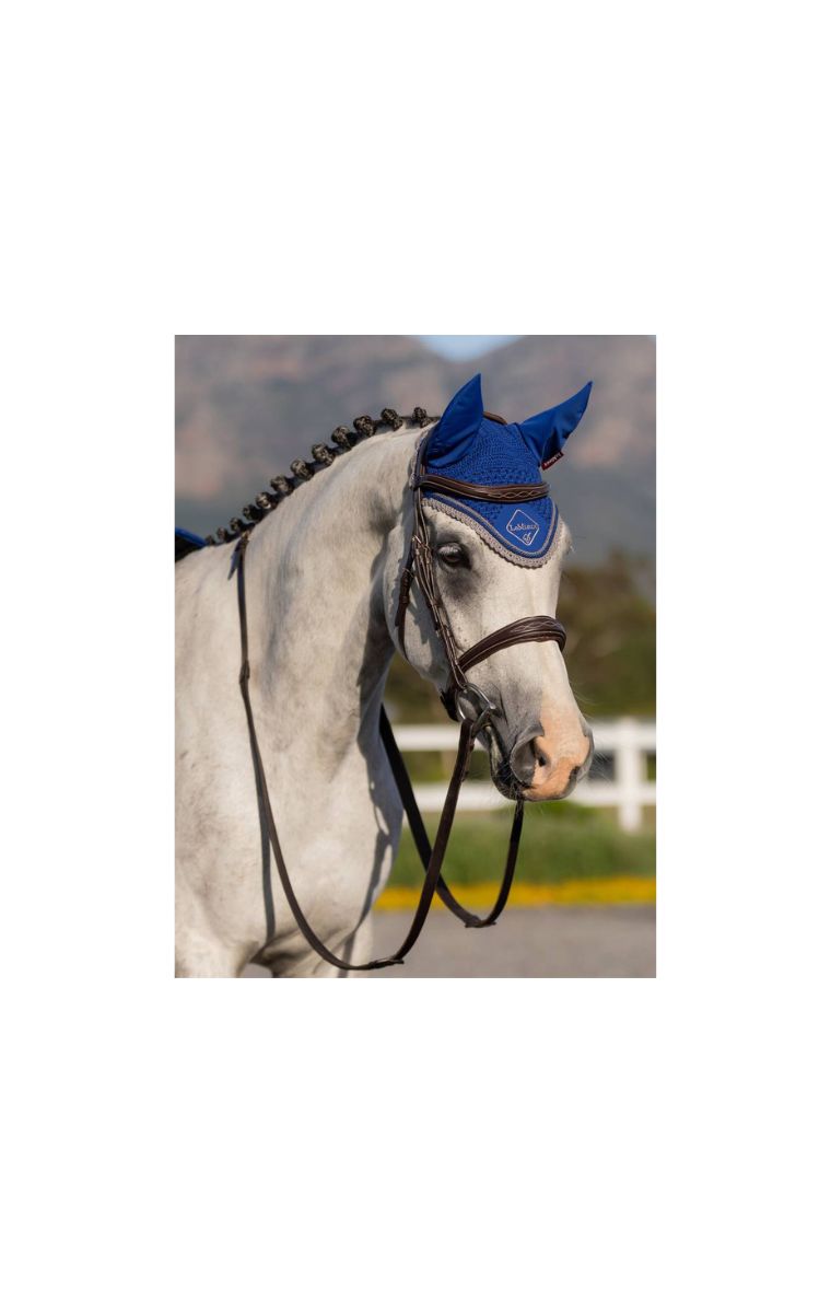 LeMieux oornetje Classic Fly Hood Benetton Blue Medium – luxe oornetje met geluidsdempende oren, geborduurd logo en bijpassend sierkoord in diepblauwe kleur. De LeMieux oornetjes zijn verkrijgbaar bij Livin Horse Shop, dealer van LeMieux