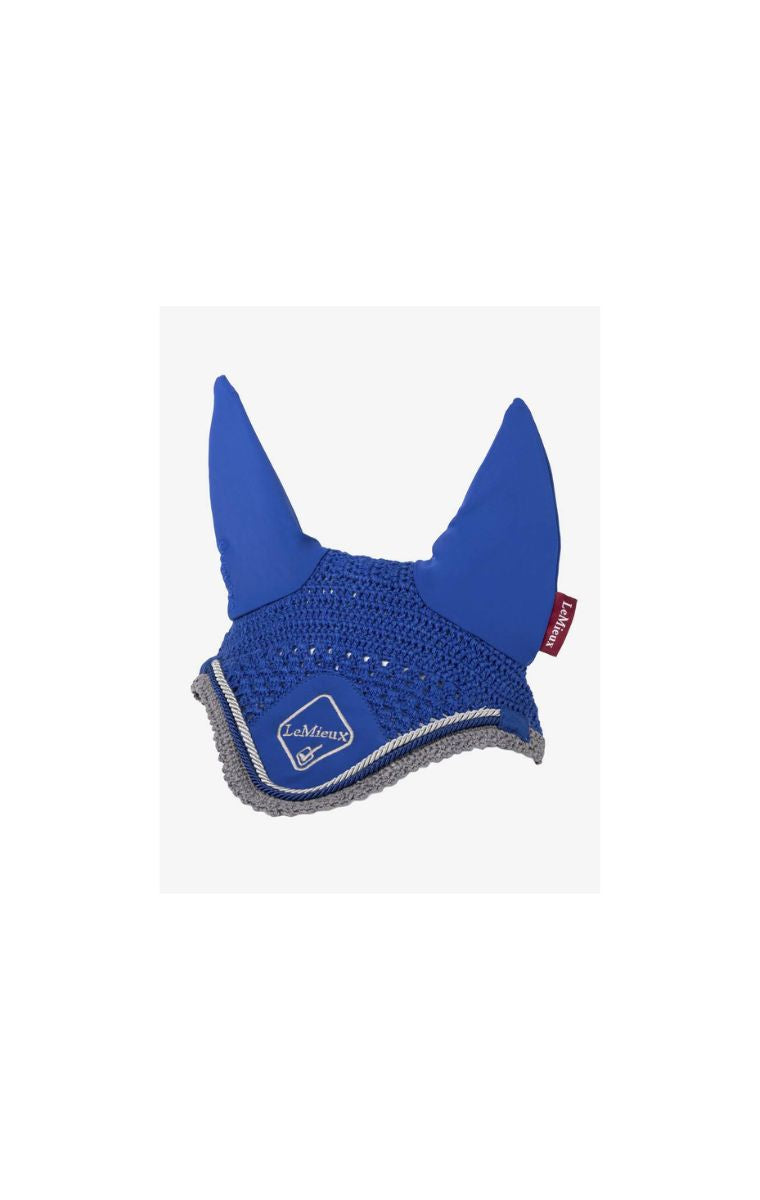 LeMieux Oornetje Classic Fly Hood Benetton Blue Medium – luxe oornetje met geluidsdempende oren, geborduurd logo en bijpassend sierkoord in diepblauwe kleur.