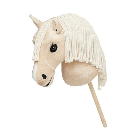 Laat je kind galopperen in stijl met het LeMieux Hobby Horse Stokpaardje Popcorn, een prachtig palomino stokpaardje dat fantasierijk spelen tot leven brengt. Dit stokpaardje is verkrijgbaar bij livin horse shop. frontaanzicht