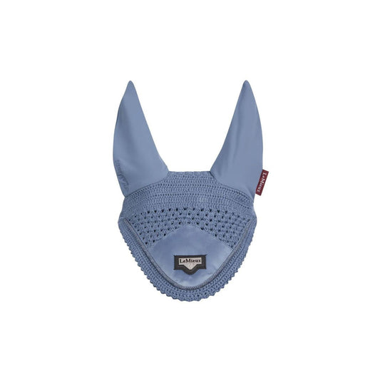 Het LeMieux Loire Oornetje Ice Blue combineert luxe en functionaliteit voor optimaal comfort en stijl. Met handgemaakt haakwerk, een zijdezacht satijnen voorpand en zachte stretch lycra-oren beschermt dit oornetje je paard effectief tegen vliegen. Het iconische metalen LeMieux Loire-embleem benadrukt de hoogwaardige kwaliteit. Perfect voor gebruik tijdens trainingen en wedstrijden, geeft het je paard een elegante uitstraling terwijl het comfort en bescherming biedt. Livin Horse Shop - LeMieux