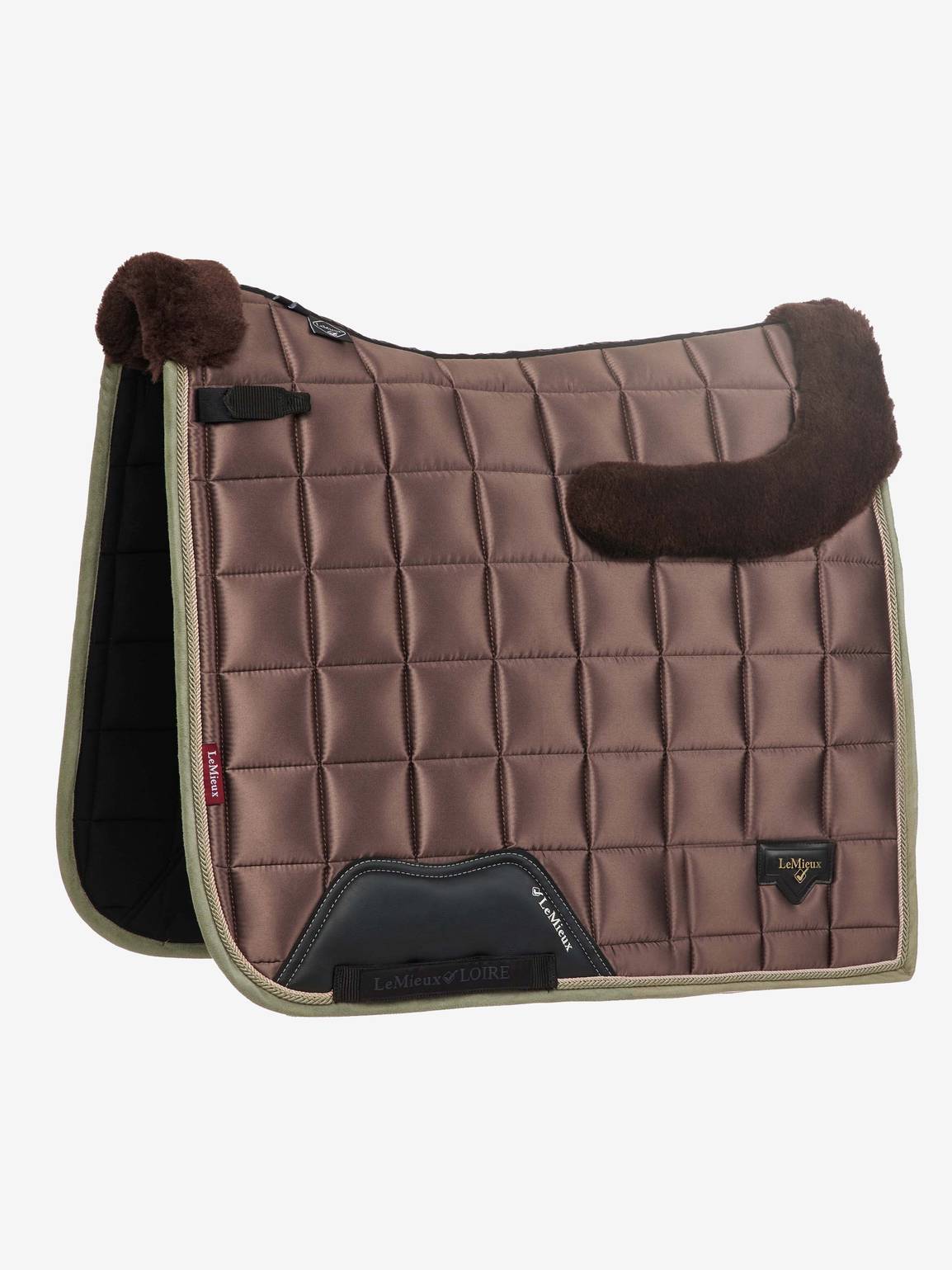 LeMieux Zadeldekje Merino+ Loire Classic Dressage Square Walnut. Dit LeMieux Zadeldek is verkrijgbaar bij LKivin Horse Shop. Dealer van LeMieux. Frontaanzicht LeMieux Zadeldekje Merino+ Loire Classic Dressage Square Walnut