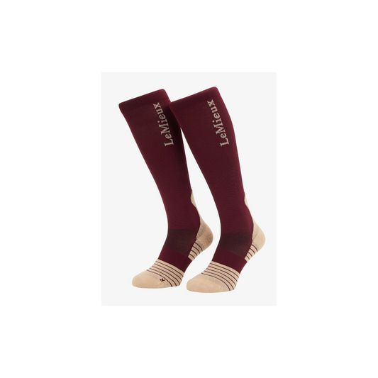 LeMieux Performance Socks Burgundy. Ontdek de LeMieux Performance Socks Burgundy bij Livin Horse Shop. Comfortabele, gewatteerde rijsokken met ondersteuning voor voetboog en achillespees. Perfect voor rijlaarzen en stalwerk.