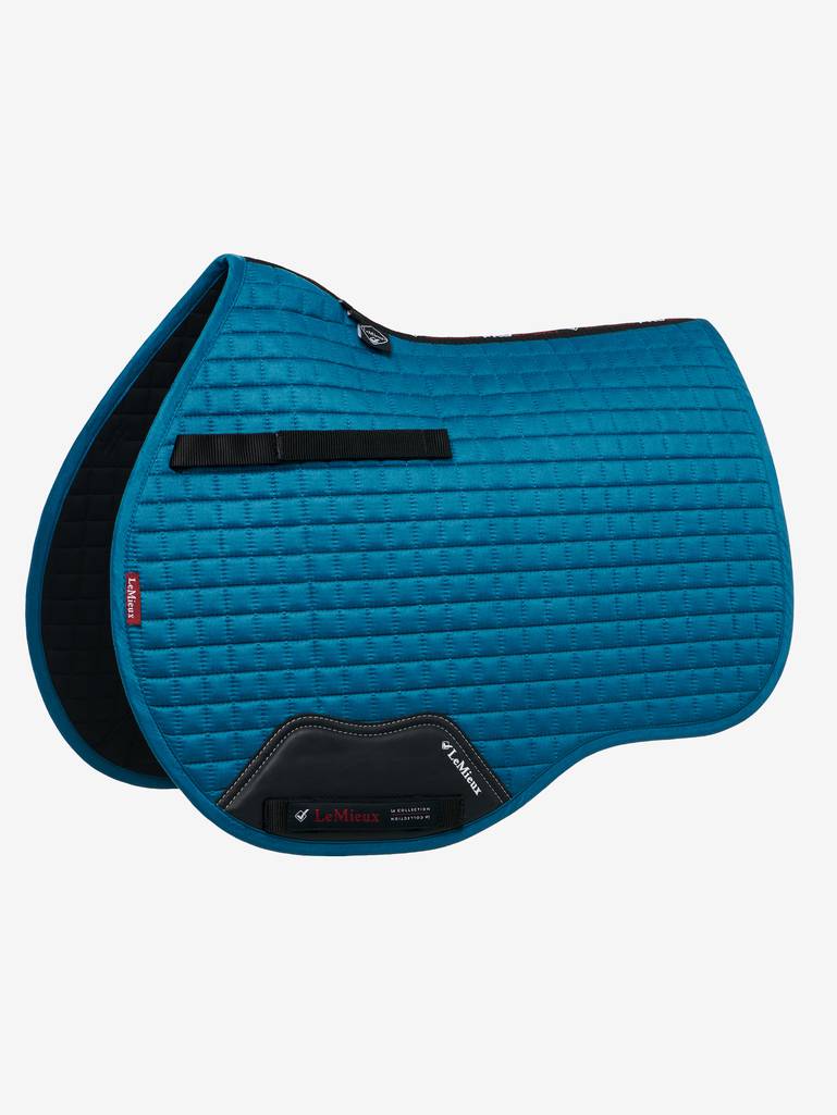 LeMieux Zadeldekje Suede GP Square Marine. Dit LeMieux Zadeldekje is verkrijgbaar bij Livin Horse Shop. Frontaanzicht LeMieux Zadeldek Marine