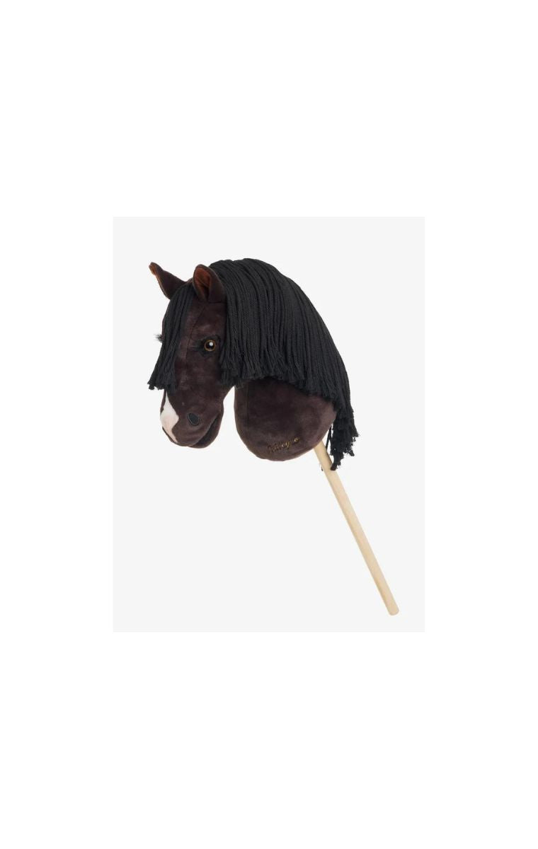 LeMieux Hobby Horse Valegro – Realistisch Stokpaardje voor Kinderen. Dit stokpaardje is verkrijgbaar bij Livin Horse Shop. Frontaanzicht hobby horse Valegro