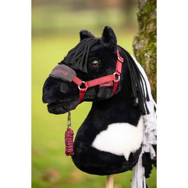 Lemieux Hobby Horse Stokpaardje Vogue halster Ember. Dit Halster voor hobby horse is verkrijgaabr bij Livin Horse shop. Frontaanzicht hobby horse en halster ember
