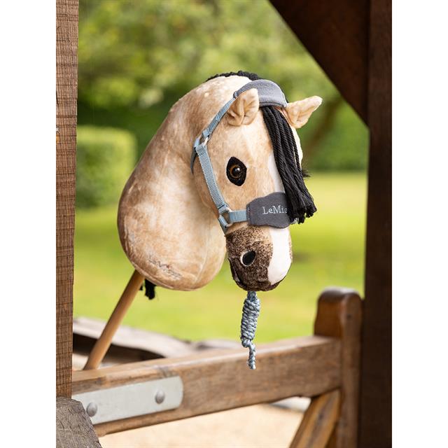 emieux Hobby Horse Vogue Halster Glacier – Luxe & Verstelbaar Halster met Fleece en Halstertouw. Dit Halster is verkrijgbaar bij Livin Horse Shop. Frontaanzicht Lemieux Hobby Horse Vogue Halster Glacier en stokpaardje