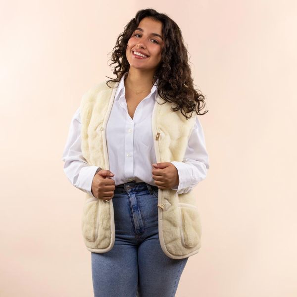 Moonrise wollen dames vest 3D print – Luxe vest van 100% merinowol met houten knopen en zakken. Zacht, warm en stijlvol. Perfecte pasvorm en natuurlijke elegantie.