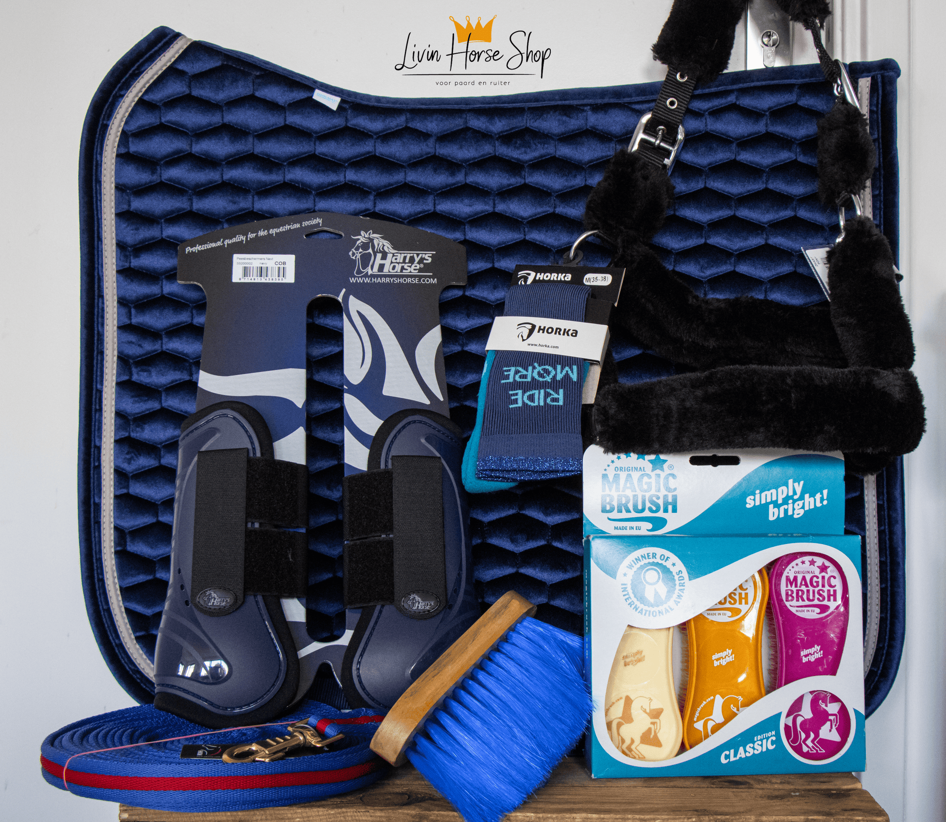 paarden mystery box. Ontdek de extra grote Mystery Box XL van Livin Horse Shop! Tot 100% meer waarde, boordevol verrassende paardenspullen afgestemd op jouw voorkeuren. Feestelijk verpakt!