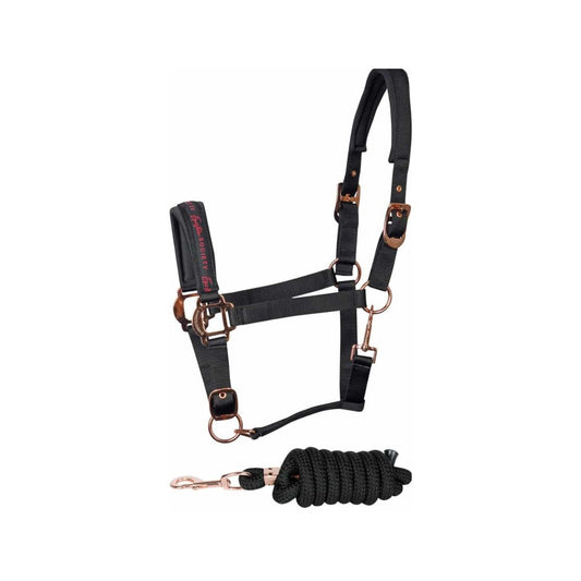 Luxe halsterset met Equestrian Society logo, neopreen voering & verstelbaar kopstuk. Perfecte pasvorm en stijlvol afgewerkt met metalen oogjes. Deze Horka Halsterset is verkrijgbaar bij Livin Horse Shop, dealer van Horka!