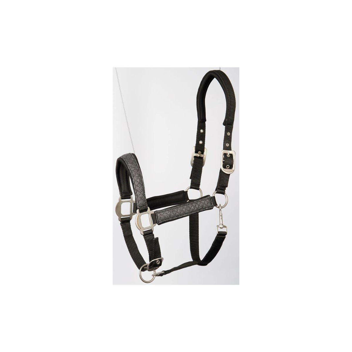 Halsterset met metallic details, neopreen voering, dubbel verstelbaar kopstuk en verstelbaar onder de kin. Inclusief bijpassend halstertouw. Dit Halsterset is verkrijgbaar bij Livin Horse Shop.