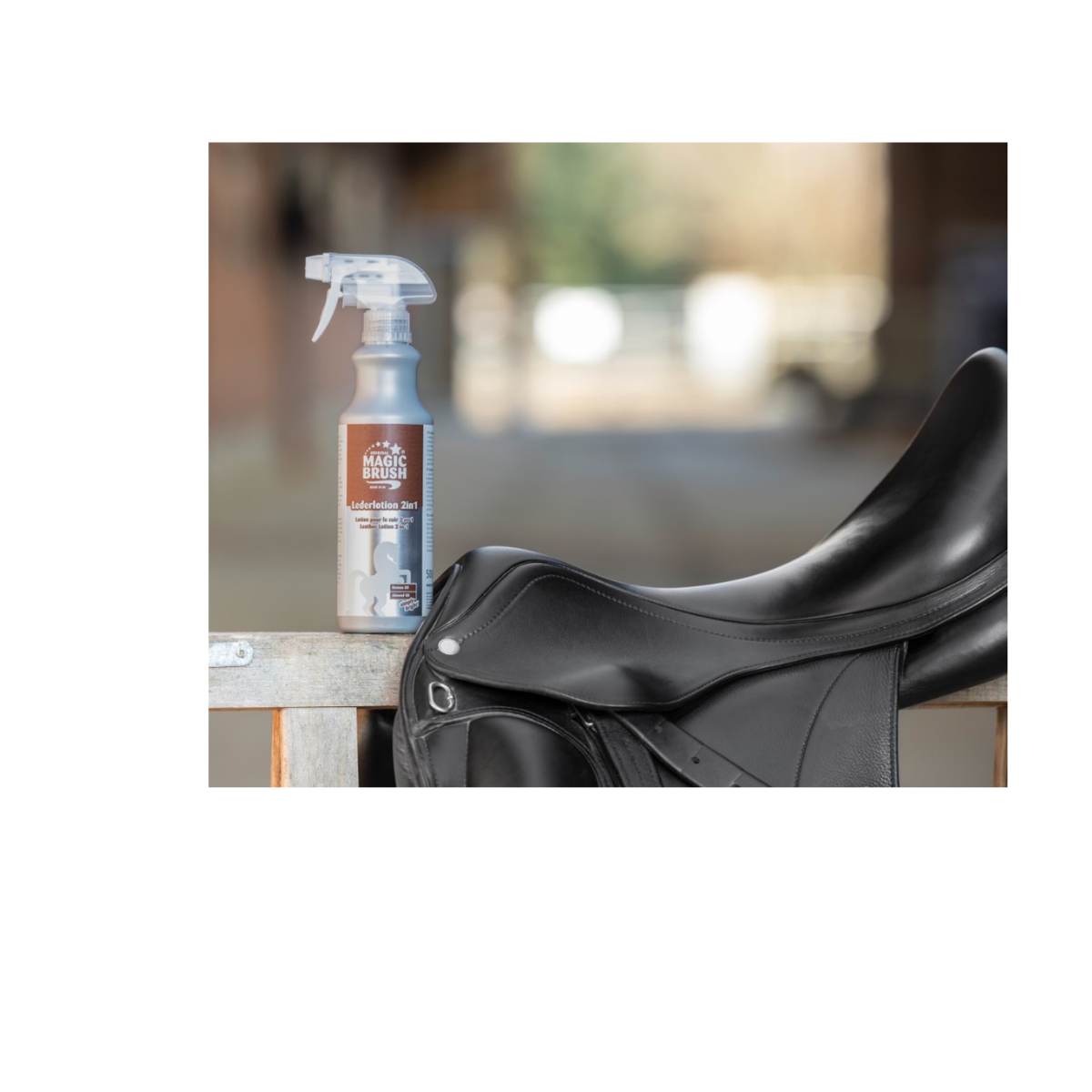Reinig en bescherm je leer met MagicBrush Lederlotion 2-in-1. Met aloë vera & amandelolie. Voedt, verzorgt en geeft een natuurlijke glans aan glad leer.
Het product en het assortiment van Magic Brush is verkrijgbaar bij Livin Horse Shop