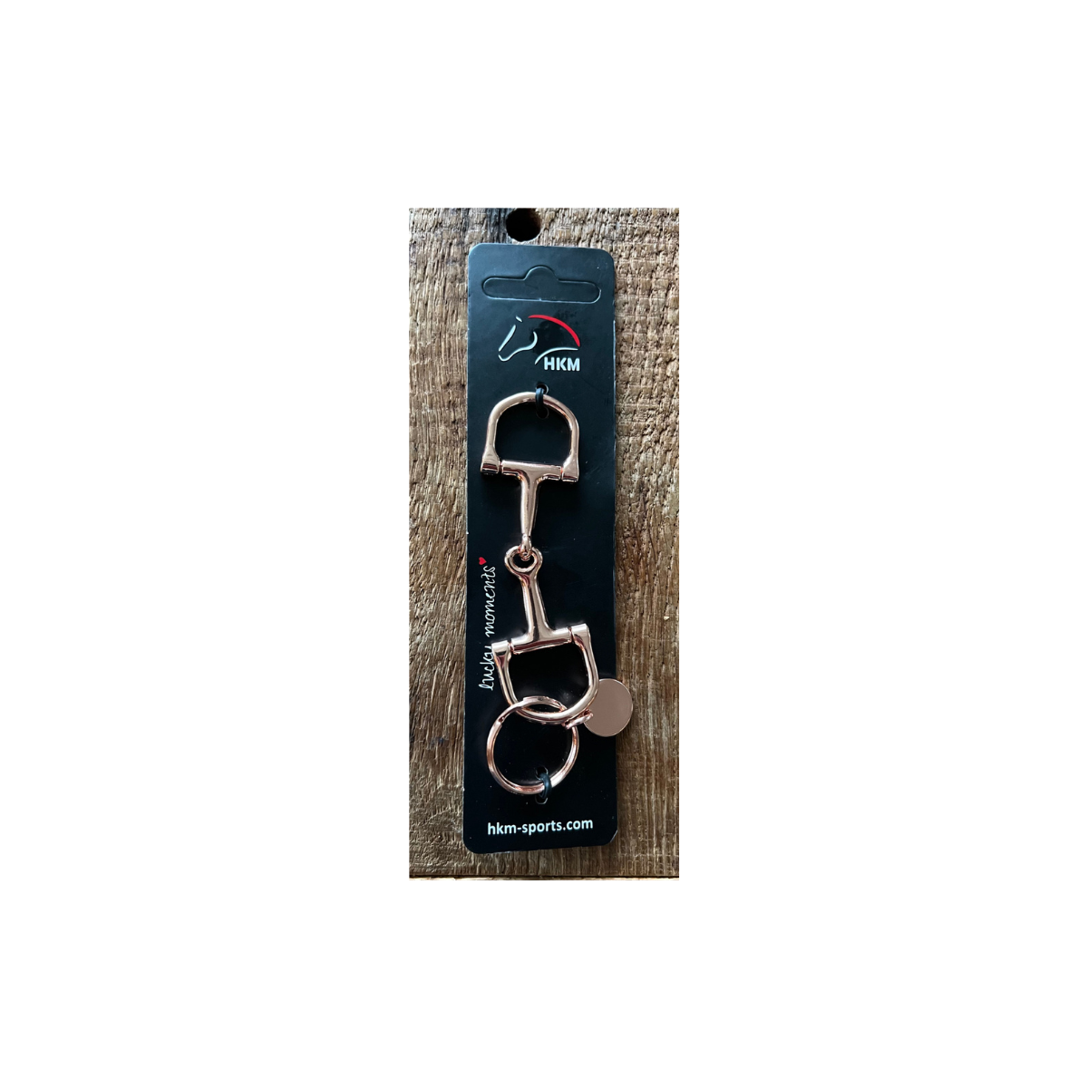 Elegante HKM Sleutelhanger in de vorm van een bitje – uitgevoerd in trendy Rose Gold. Leuk én praktisch voor elke paardenfan. Verkrijgbaar bij Livin Horse Shop!