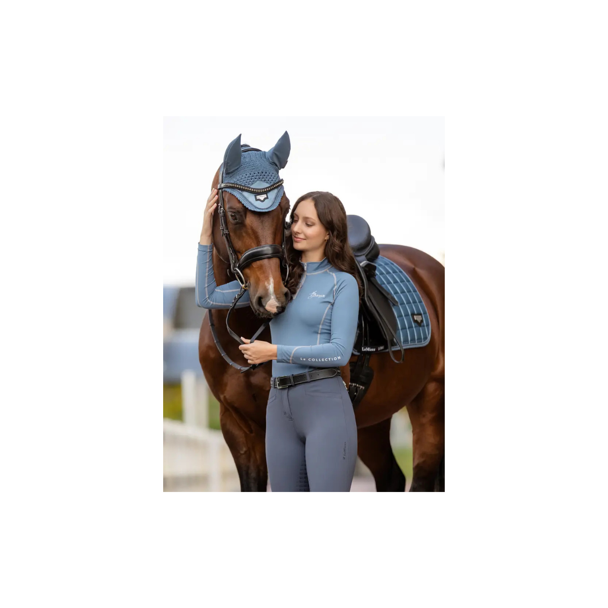 LeMieux Zadeldekje Loire Classic Dressage Square Ice Blue. Dit LeMieux Zadeldek is verkrijgbaar bij Livin Horse Shop, dealer van LeMieux. Zijaanzicht LeMieux Zadeldekje Loire Classic Dressage Square Ice Blue