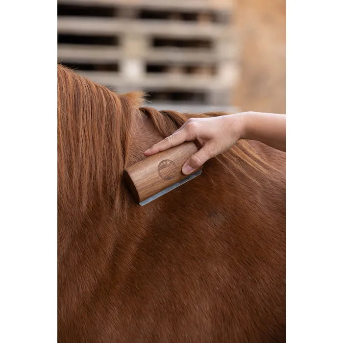 Hoogwaardige paardenborstel met fijne metalen tanden voor het verwijderen van losse haren, ondervacht en vuil. Ergonomische houten greep – ideaal voor paarden en pony’s.