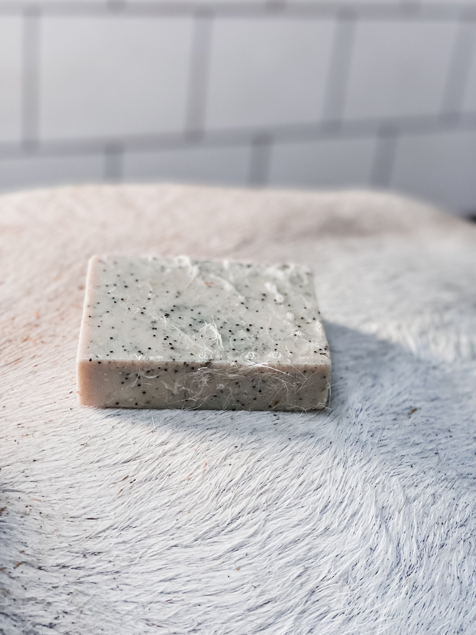 Frenky Lewis Paardenshampoo bar Scrub & Shine - 100% natuurlijke shampoobars, frenky lewis, duurzaam, verkrijgbaar bij livin horse shop