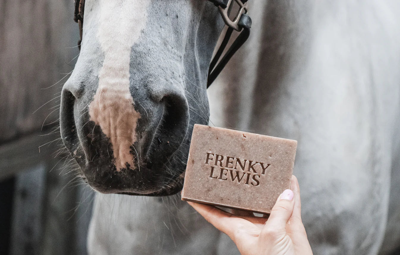vooraanzicht paarden shampoobar met paard, 1005 natuurlijke paarden shampoobars, livin horse shop, horsesoap