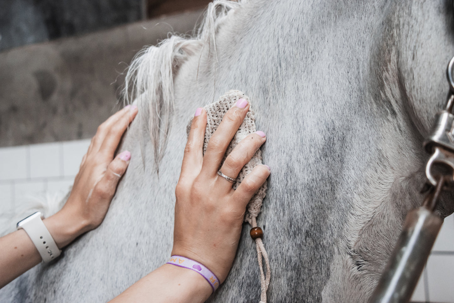 Frenky Lewis Paarden shampoobar Scrub & Shine - 100% natuurlijke paarden shampoobars - Horse Soap, detaillfoto wassen met shampoobar