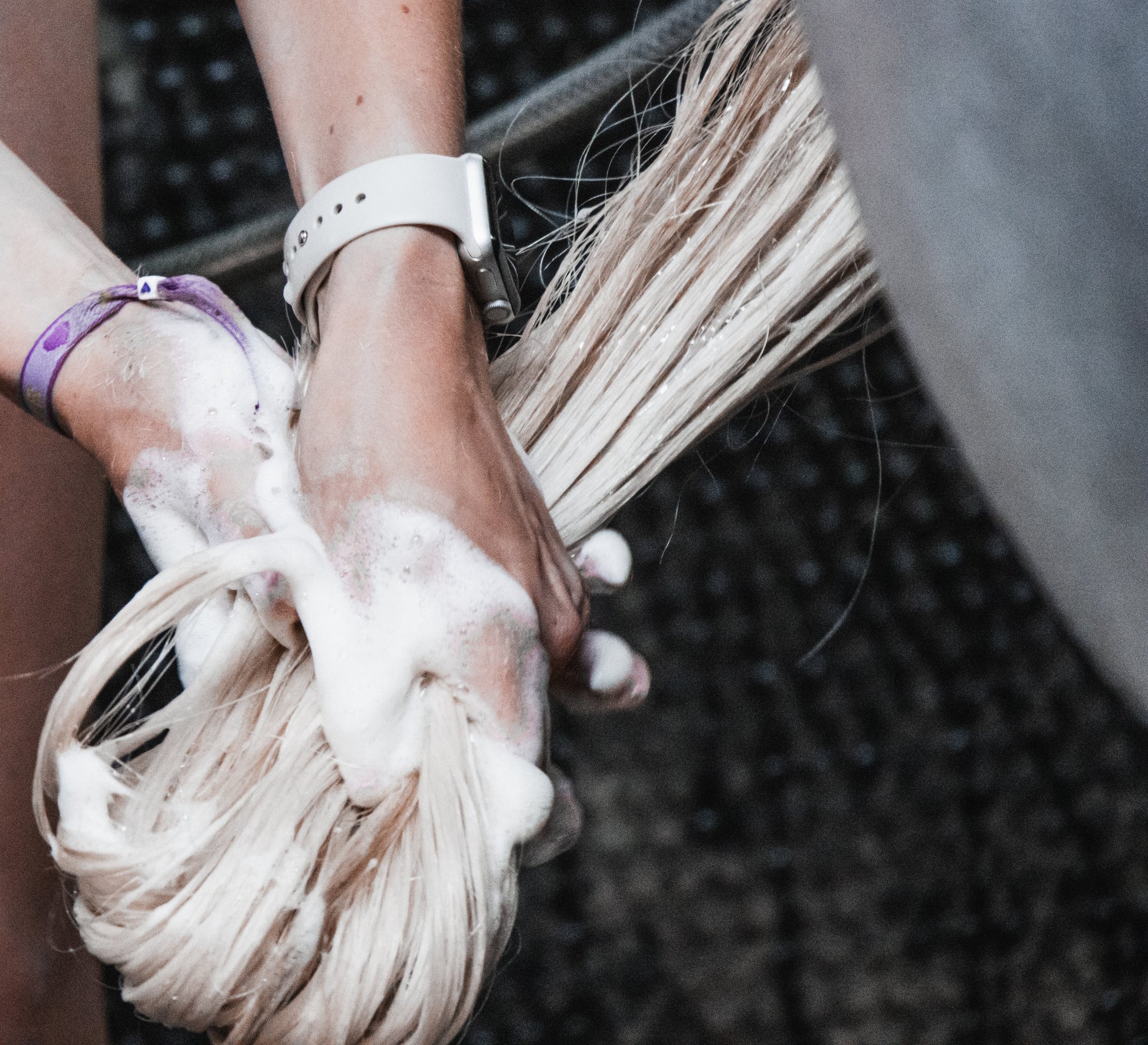 paard wassen met de 1005 natuurlijke shampoobars - shampoobar leverbaar in drie soorten, livin horse sop, detail wassen