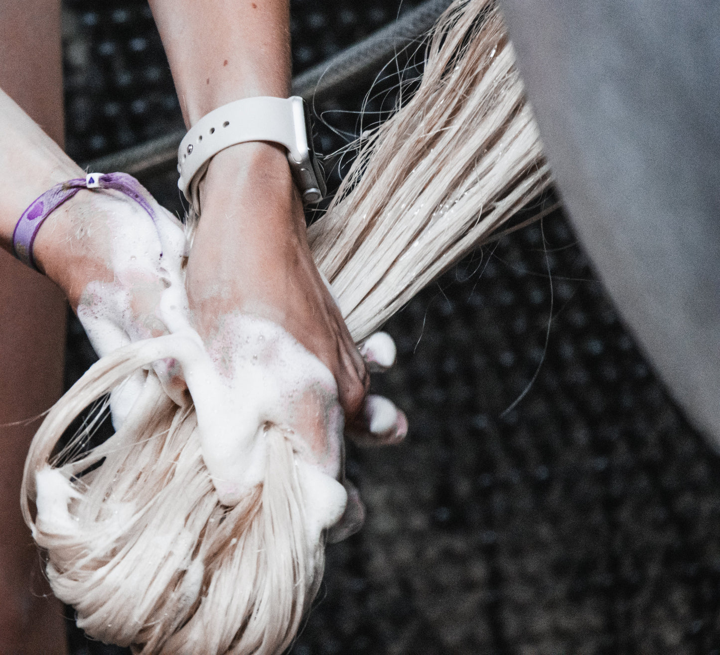 detailfoto wassen met paarden shampoobar, 100 natuurlijke paardenshampoobars, frenky lewis, verkijgbaar bij livin horse shop
