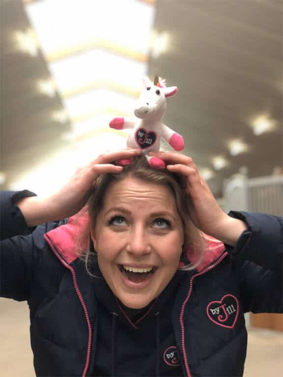 Voeg een vleugje magie toe aan je stal met de Unicorn by Jill sleutelhanger of halsterhanger. Lief, kleurrijk en ideaal voor iedere paardenfan. Verkrijgbaar bij Livin Horse Shop!