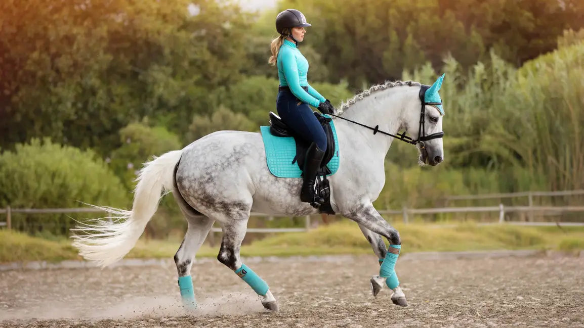 LeMieux Zadeldekje Suede Dressage Square Azure. Mooie LemIeux Zadeldekjes voor paard of pony. De zadeldekjes zijn verkijgbaar bij Livin Horse Shop. Front paard en zadeldekje