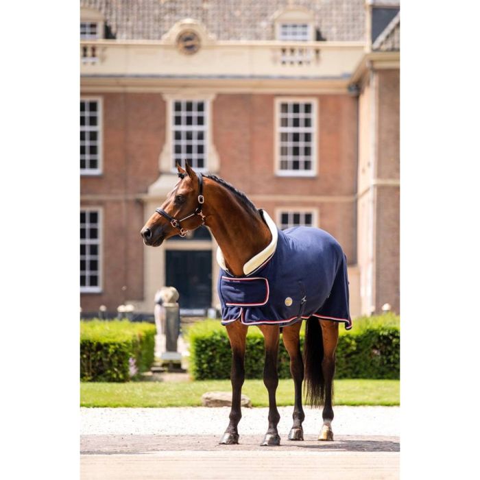 Luxe showdeken voor je paard? De Showtime Navy 400g fleece deken met teddy kraag en rood/wit/blauw koord is stijlvol én functioneel. Laat hem personaliseren met borduring! Livin Horse Shop
