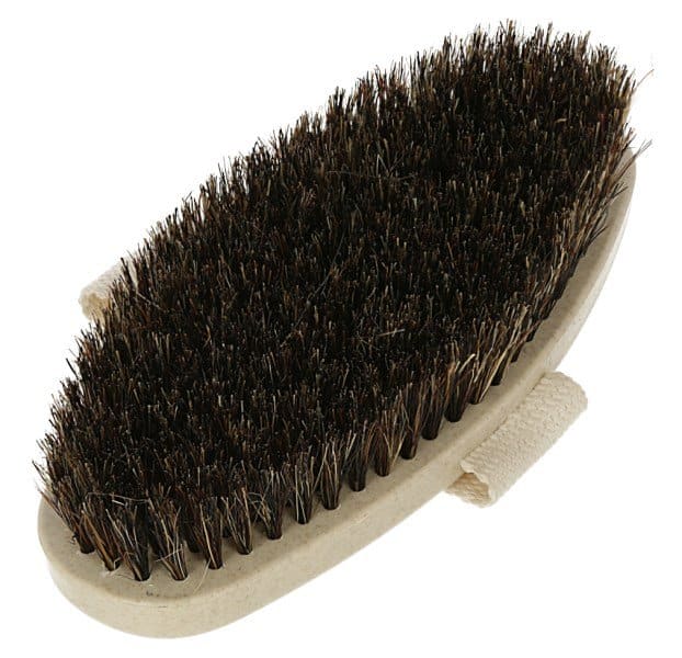 Magic Brush Water Lily harde paardenborstel gemaakt van 60% gerecycled plastic en natuurlijke vezels. Met katoenen handvat. Duurzaam en geproduceerd in Europa.