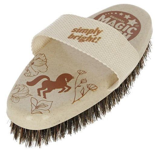 De Magic Brush Harde Borstel Water Lily Gerecycled. Magic Brush Water Lily harde paardenborstel gemaakt van 60% gerecycled plastic en natuurlijke vezels. Met katoenen handvat. Duurzaam en geproduceerd in Europa.