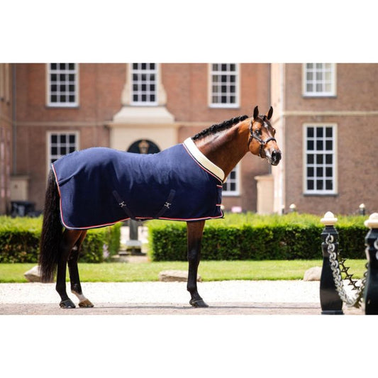 Luxe showdeken voor je paard? De Showtime Navy 400g fleece deken met teddy kraag en rood/wit/blauw koord is stijlvol én functioneel. Laat hem personaliseren met borduring!