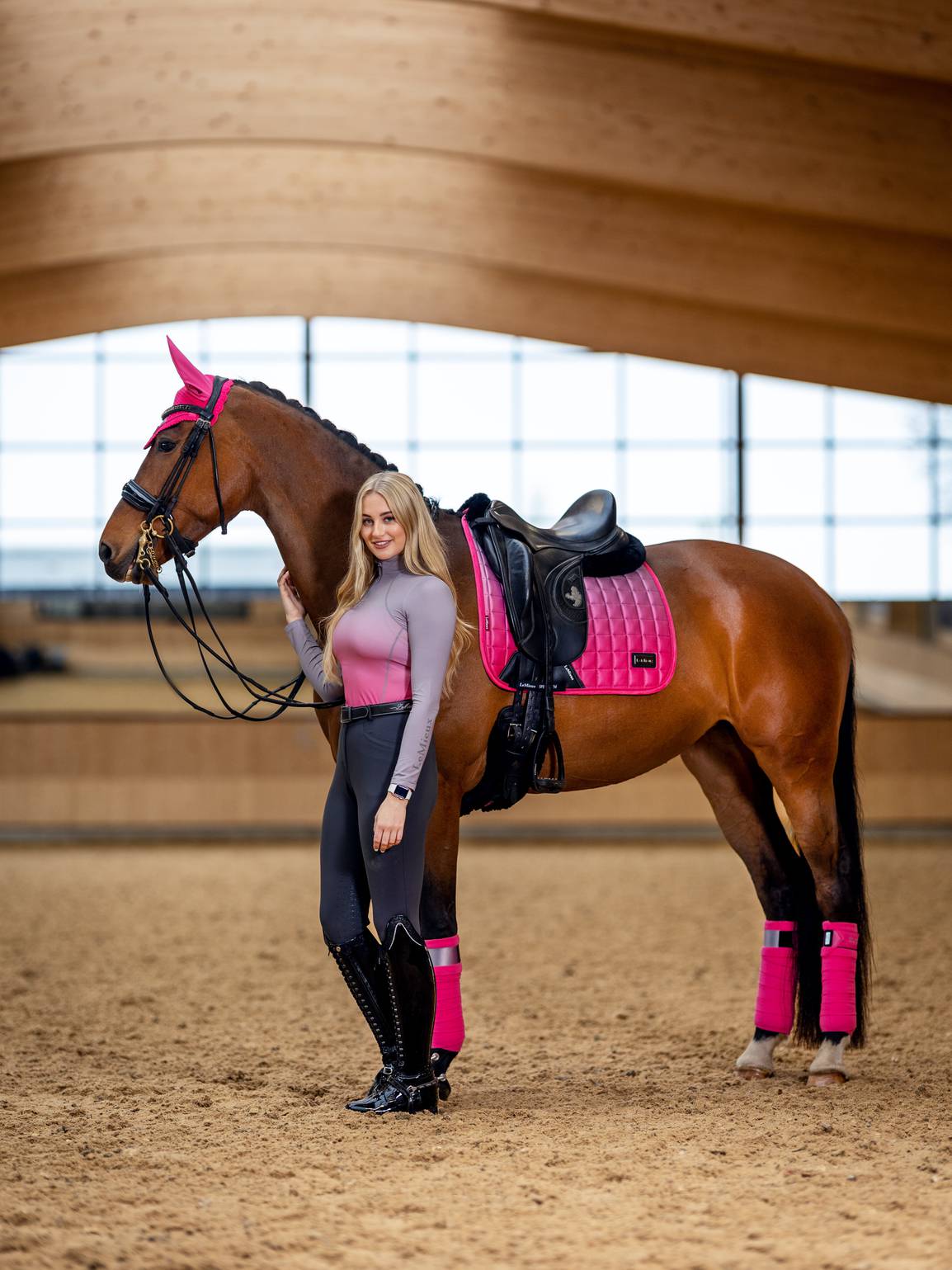 Lemieux Zadeldekje Dressage Spectrum Satin Square Grey / Watermelon. Dit LeMieux Zadeldekje is verkrijgbaar bij Livin Horse Shop. Zijaanzicht paard met Lemieux Zadeldekje Dressage Spectrum Satin Square Grey / Watermelon.