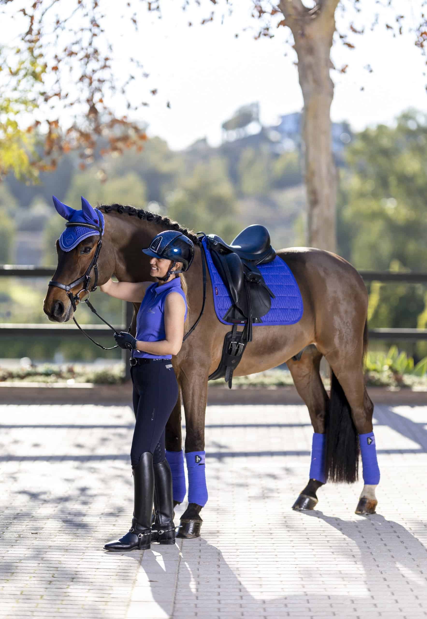 LeMieux Zadeldekje Dressage Carbon Mesh Square Bluebell.Dit LeMieux Zadeldek is verkijgb aar bij Livin Horse shop, dealer van LeMieux! Frontaanzicht LeMieux Zadeldekje Dressage Carbon Mesh Square Bluebell.