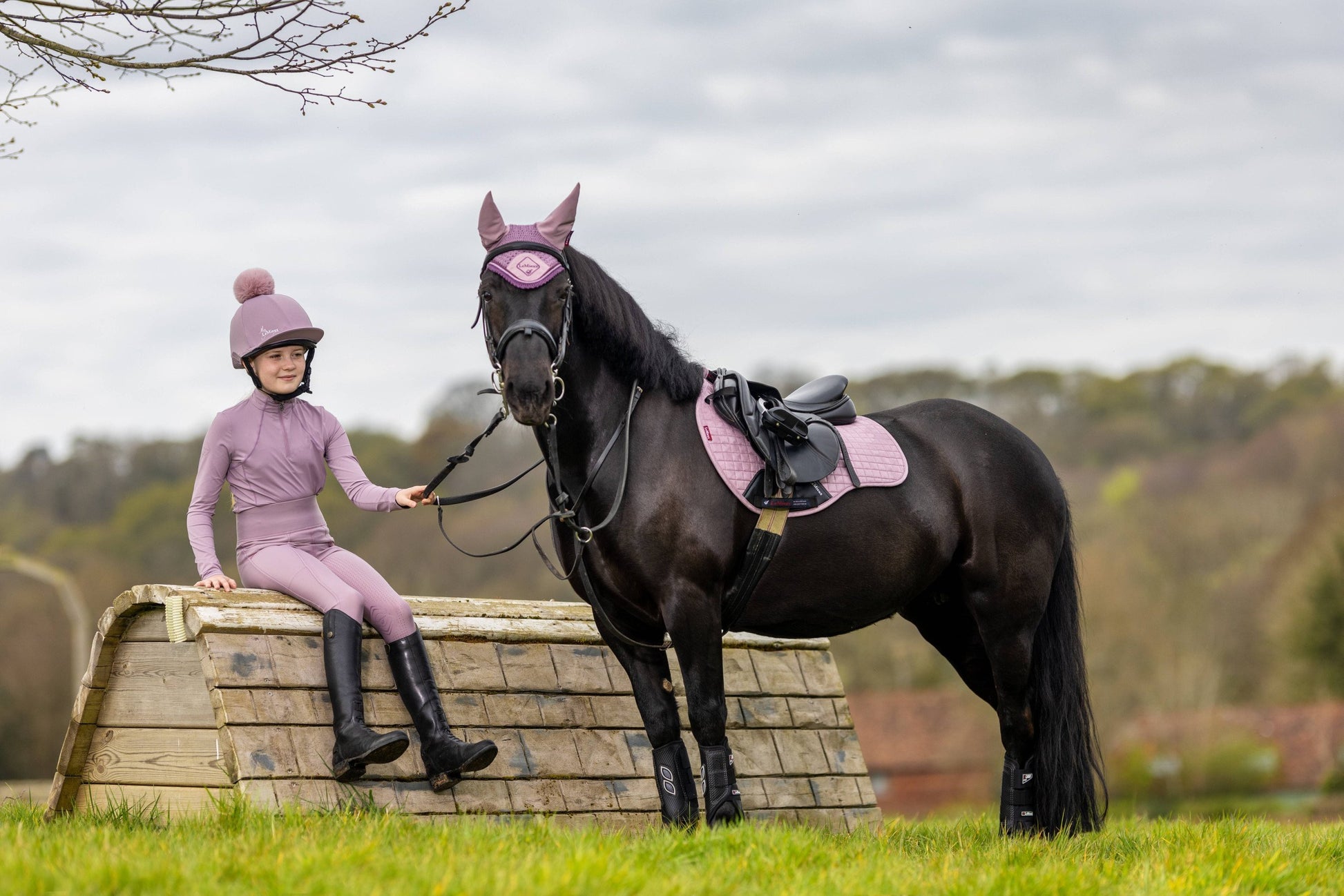 LeMieux Zadeldekje Suede Close Contact Square Musk. Deze LeMieux zadeldekjes voor paard of pony zijn verkrijgbaar bij Livin Horse Shop. Frontaanzicht paard en zadeldekje Musk