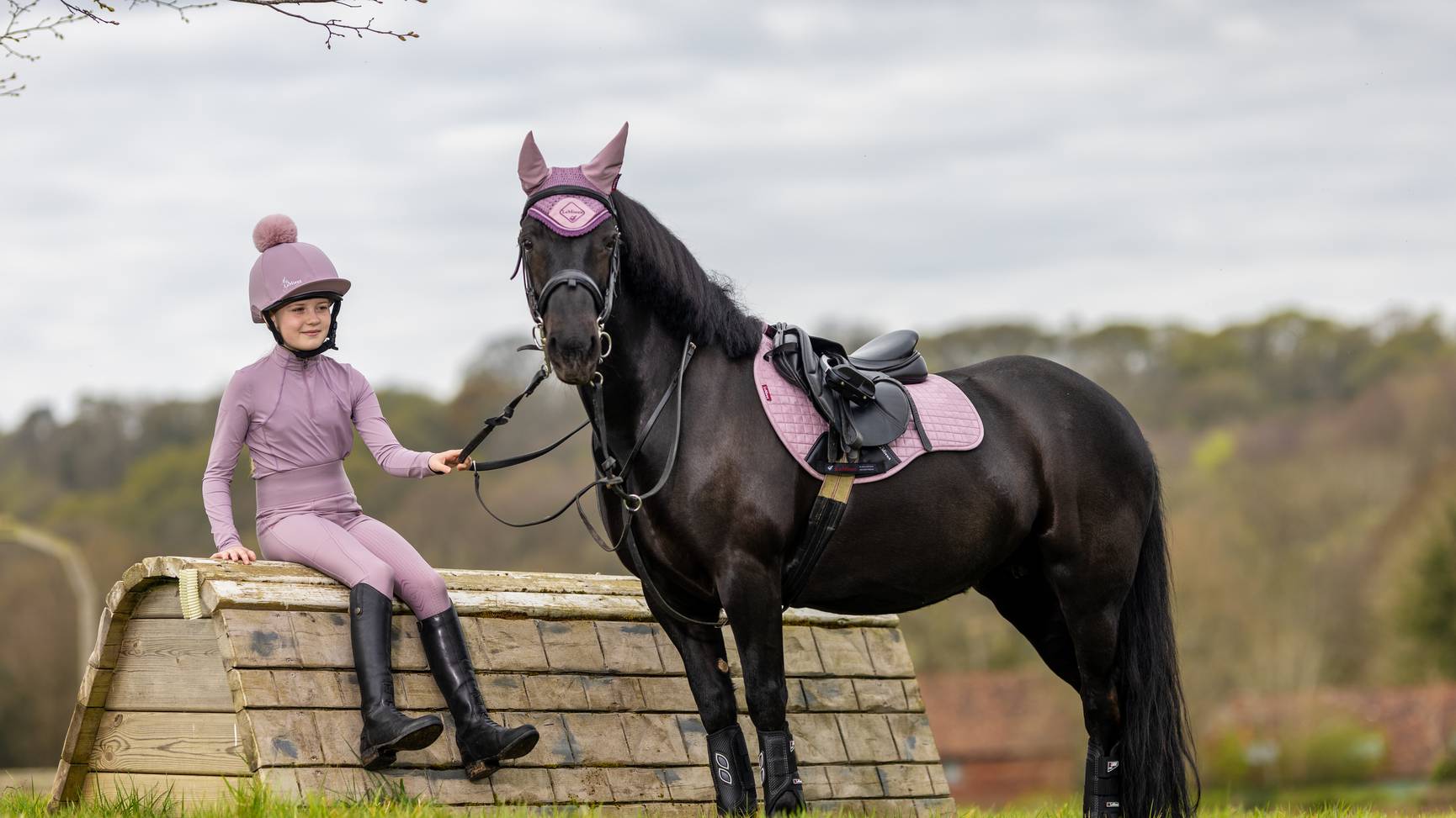 LeMieux Zaddeldekje Veelzijdigheid Suede Square Musk. Dit LeMieux Zadeldekje is verkrijgbaar bij Livin Horse Shop. Zijaanzicht LeMieux Zadeldekje Musk