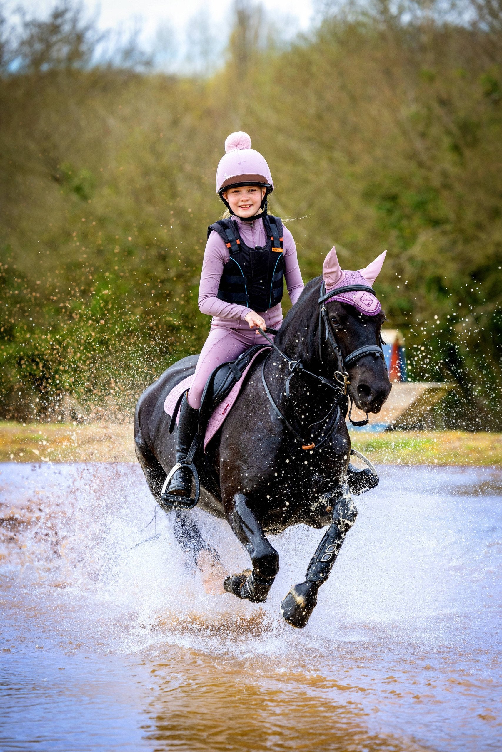 LeMieux Zadeldekje Suede Close Contact Square Musk. Frontaanzicht van paard en LeMieux zadeldekje voor paard of pony. Verkrijgbaar bij Livin Horse Shop.