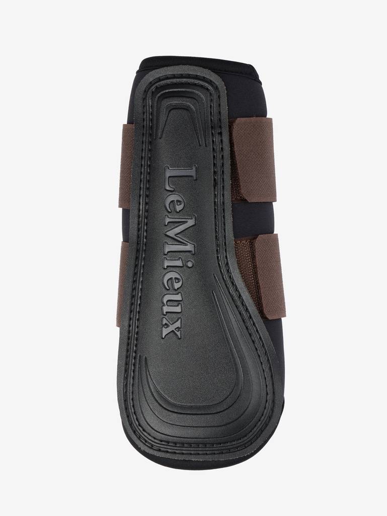 LeMieux Grafter Brushing Boot Brown - Livin Horse Shop. LeMieux Grafter brushing boots in bruin – ademend, licht en sterk. Ideaal voor training & weide. Geschikt voor voor- én achterbenen. Shop bij Livin Horse Shop! Frontaanzicht beenbeschermers