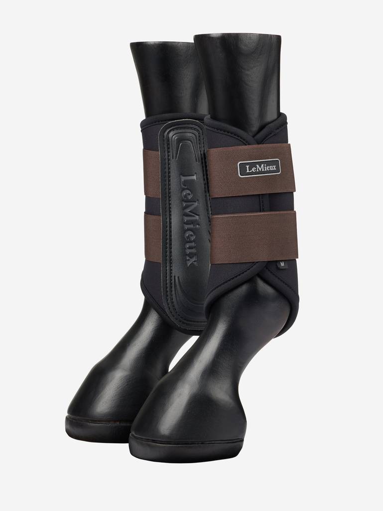 LeMieux Grafter Brushing Boot Brown. LeMieux Grafter brushing boots in bruin – ademend, licht en sterk. Ideaal voor training & weide. Geschikt voor voor- én achterbenen. Shop bij Livin Horse Shop!