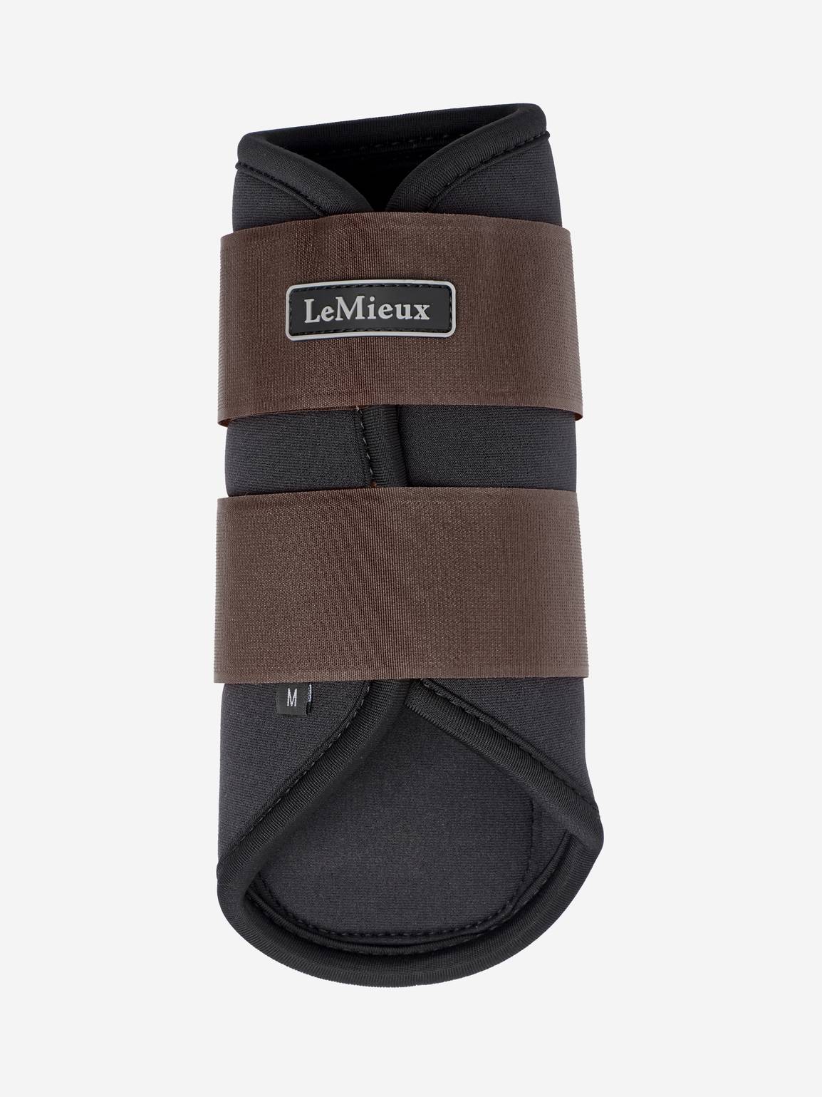 LeMieux Grafter Brushing Boot Brown. LeMieux Grafter brushing boots in bruin – ademend, licht en sterk. Ideaal voor training & weide. Geschikt voor voor- én achterbenen. Shop bij Livin Horse Shop! Frontaanzicht, achterkant beenbeschermers