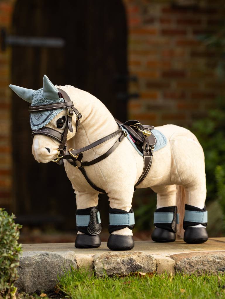 LeMieux Speelgoed Pony Zadeldekje Glacier – Luxe Miniatuur Zadeldek in Suède Look voor Toy Pony. Dit speelgoed pony accessoire is verkrijgbaar Bij Livin Horse Shop, dealer van LeMieux.