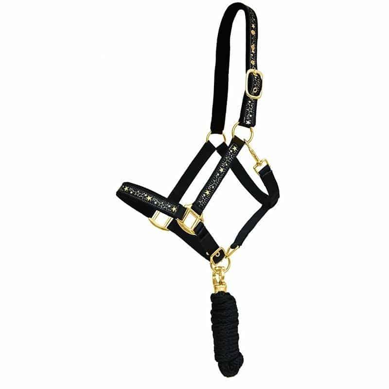 Horka halsterset stars. HKM halsterset in zwart met gouden sterren en fournituren. Inclusief halstertouw met paniekhaak. Stijlvolle en veilige keuze voor je paard.
