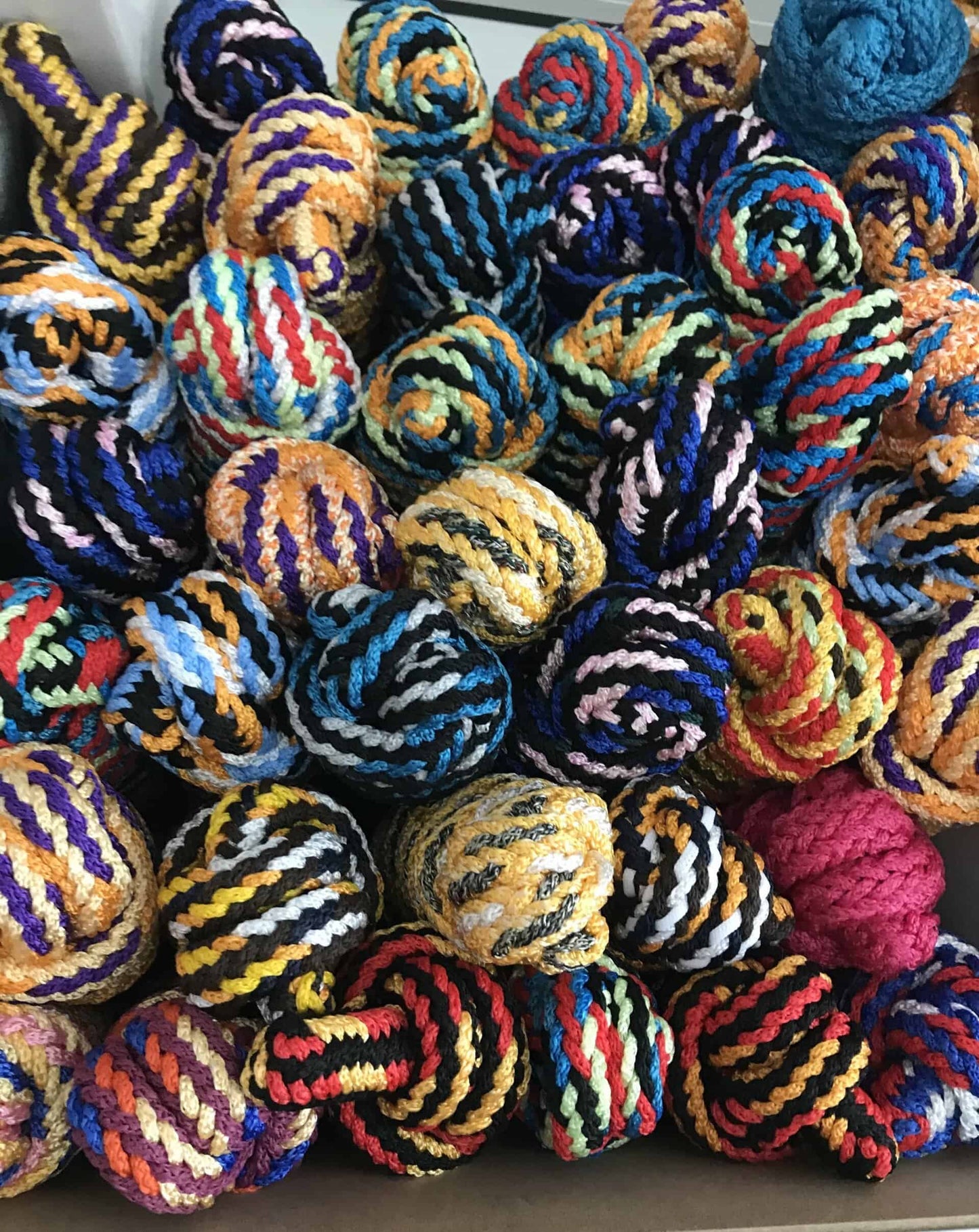 halstertouw karabijnhaak. terk Horka halstertouw met zilverkleurige karabijnhaak. Ideaal voor dagelijks gebruik bij paarden en pony’s. Verkrijgbaar in willekeurige kleuren – geef je voorkeur op bij bestelling. Duurzaam, stevig en betrouwbaar!
