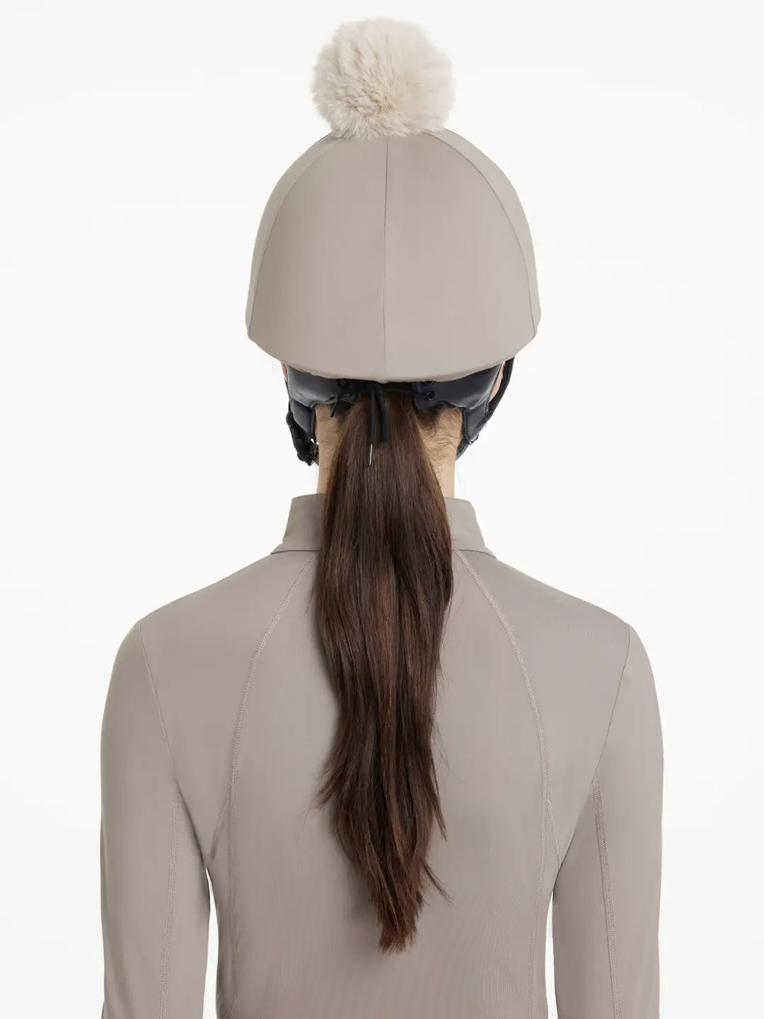 LeMieux Cap Cover Pecan/Stone. Deze LemIuex Cap Cover is v erkijgbaar bij Livin Horse Shop. Frontaanzicht LeMieux Cap Cover Pecan / Stone. Bescherm je cap stijlvol met de LeMieux Cap Cover Pecan/Stone. Zijdezachte stretchstof, kreukvrij, met contrasterende klep en afneembare imitatiebont pompon. Past perfect op de meeste capmaten.