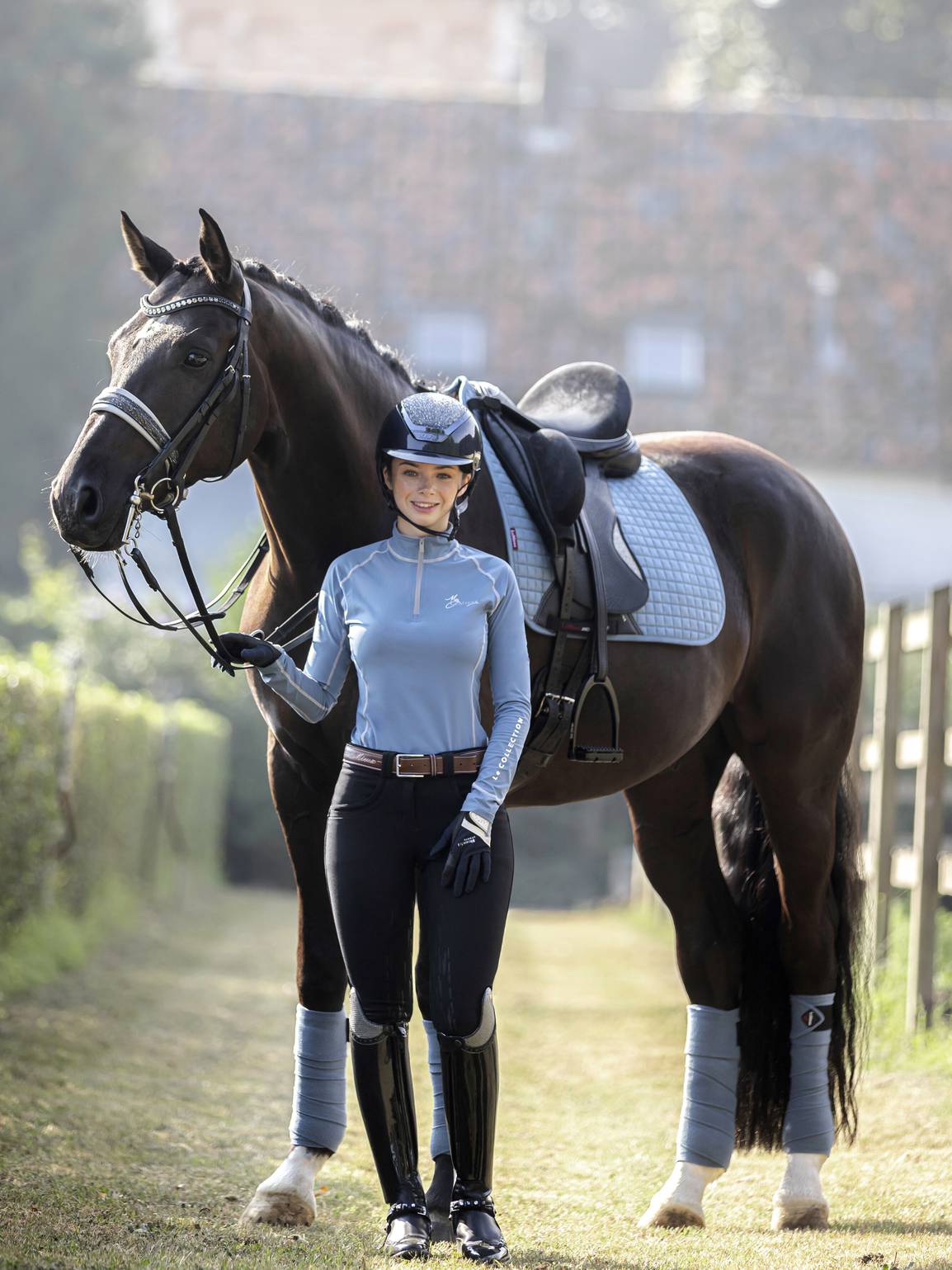 LeMieux Zadeldekje Dressage Suede Square Ice Blue. Dit LeMieux Zadeldekje paard en pony is verkrijgbaar bij Livin Horse Shop. Livin Horse Shop is dealer van LeMieux. Zijaanzicht LeMieux Zadeldekje Ice Blue