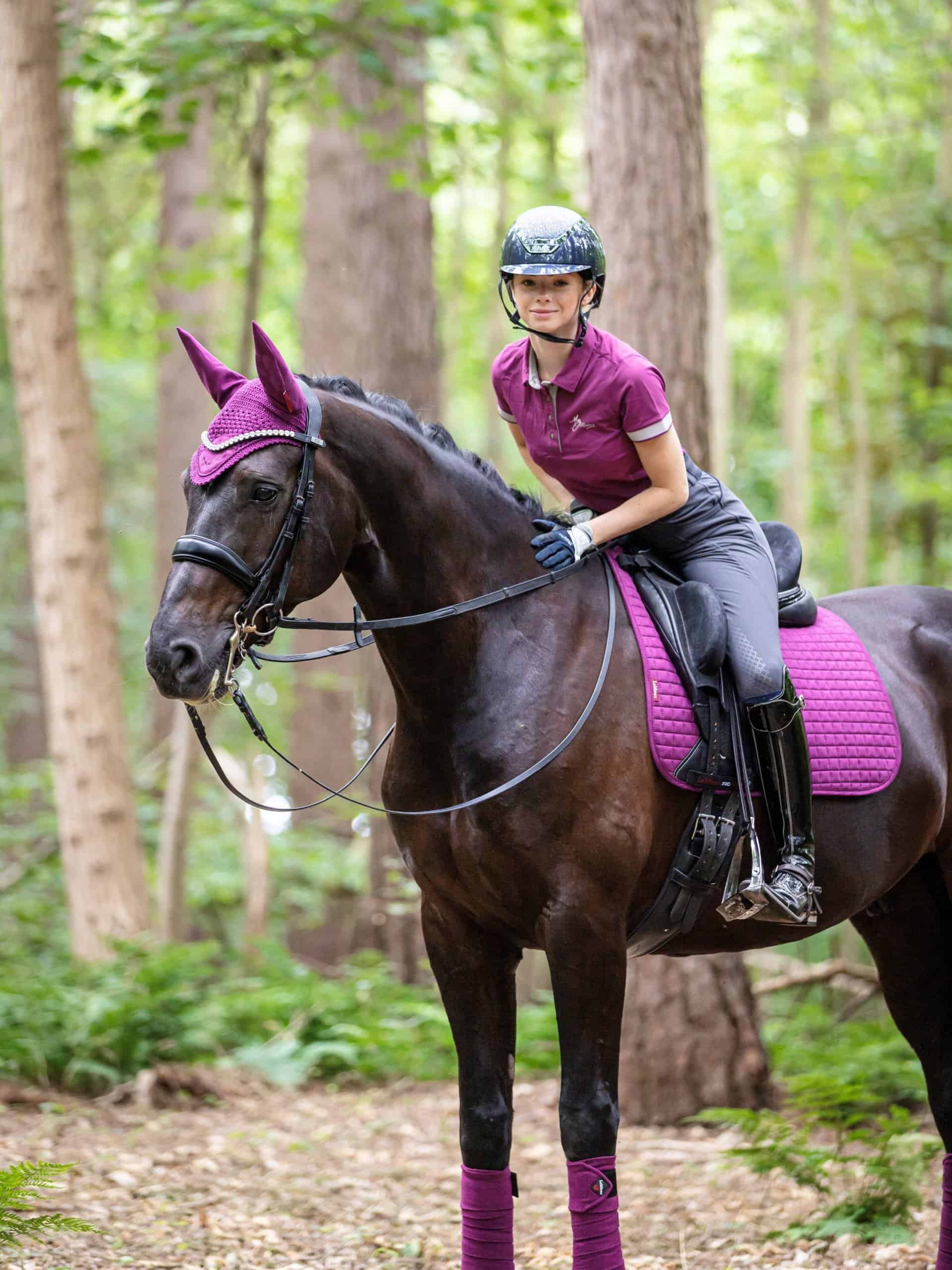 LeMieux Suede Close Contact Square Plum. Dit LeMieux Zadeldekje is verkrijgbaar bij Livin Horse Shop. Zijaanzicht paard met LeMieux Suede Close Contact Square Plum