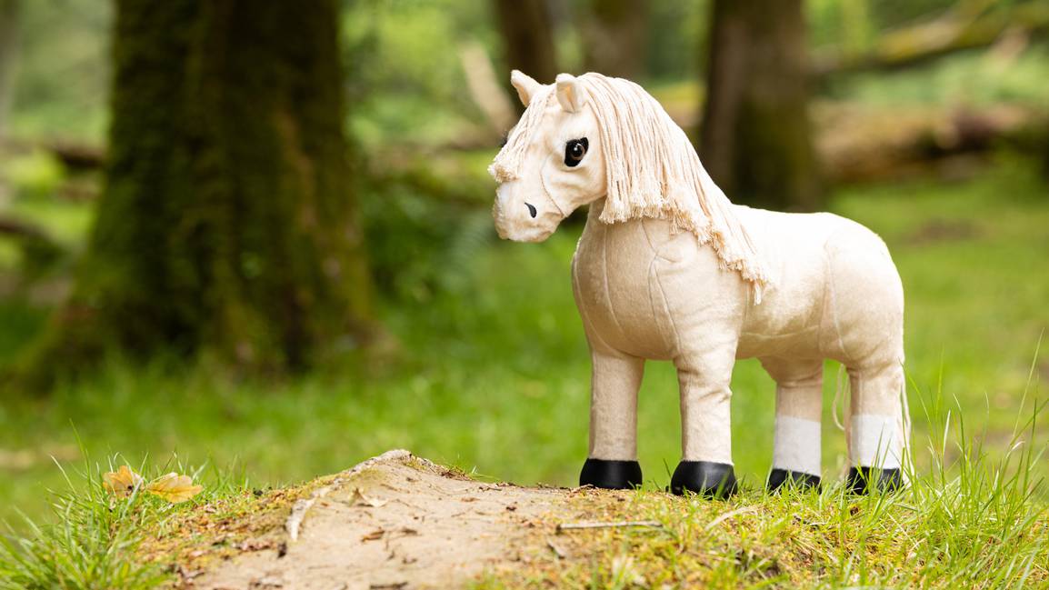 LeMieux Toy Pony Popcorn – Palomino Speelgoed Pony met Vlechtbare Manen & Speelstal. Deze toy pony is verkrijgbaar bij livin Horse Shop. Zijaanzicht speelgoed pony Popcorn