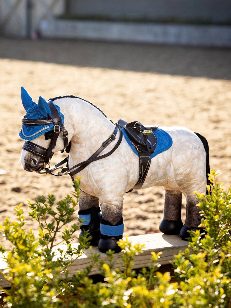 LeMieux Speelgoed Pony Dream – Wildkleur Toy Pony met Zachte Vacht en Donkere Manen. Zijaanzicht LeMieux Speelgoed Pony Dream – Wildkleur Toy Pony met Zachte Vacht en Donkere Manen.